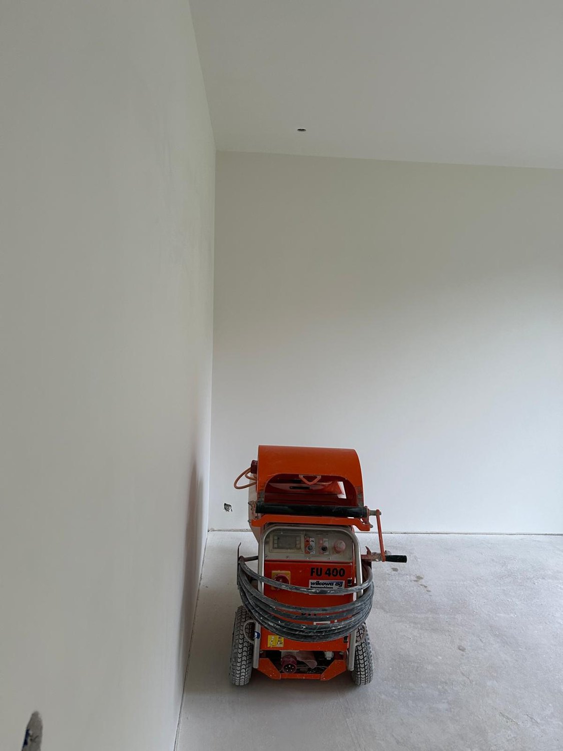 Maschine für Spritzspachtelarbeiten auf einer Baustelle